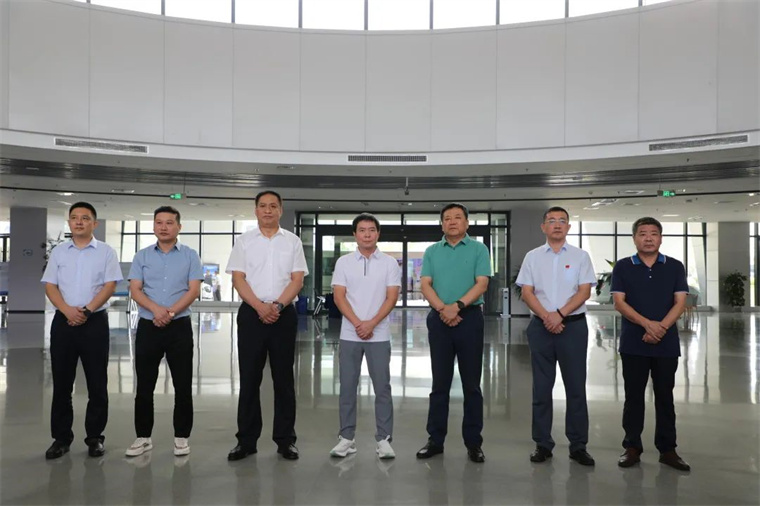 公海彩船陪同舒华体育来滨考察体育产业发展情况